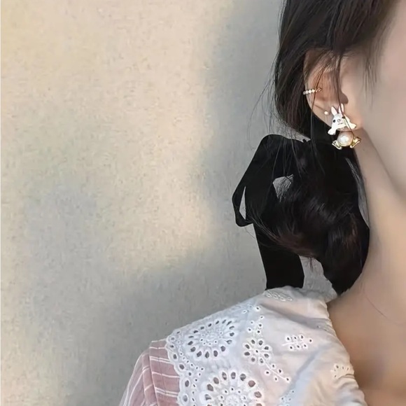 Rabbit Imitation Pearl Stud Earrings - Picture 2 of 5